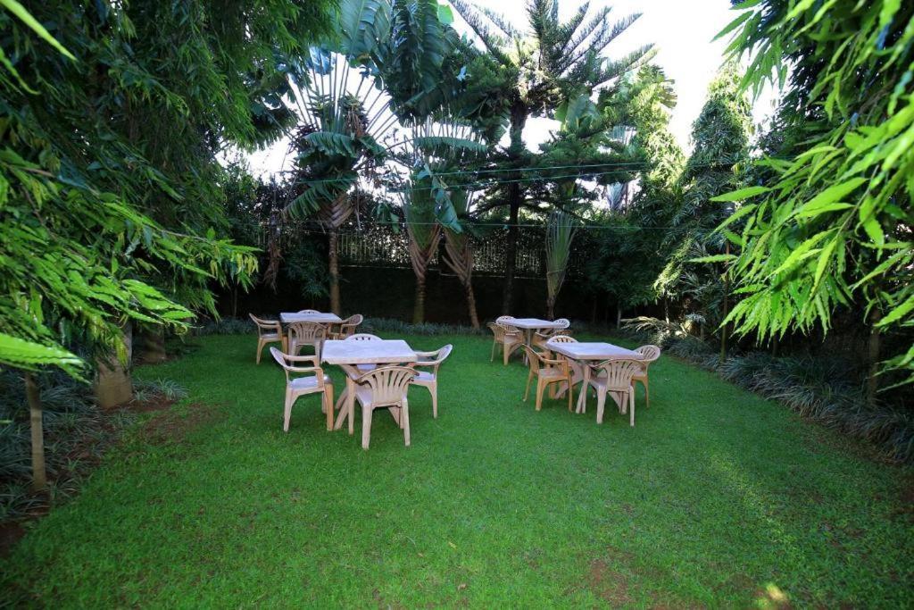 Discovery Courts Hotel Entebbe Exterior foto